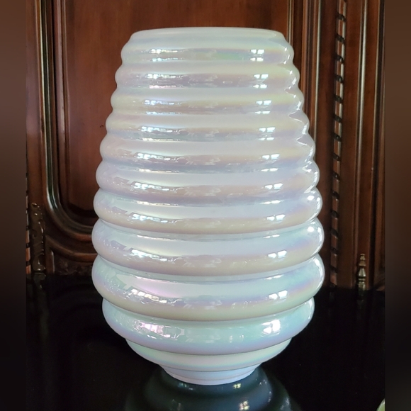 Vntg🤍Large 13" Crisp White Opalescent Irredescent Blown Beehive Glass Vase - Picture 6 of 15